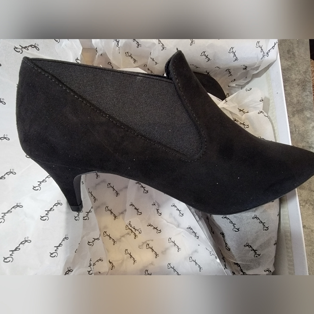 Qupid Saucy 05 Black Suede Ankle Slip On Shoe 1.5 In Heel Nubuk Size 6.5
